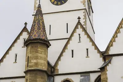 Biserică veche cu acoperiș de țiglă smălțuită – patrimoniu construit, atracție turistică