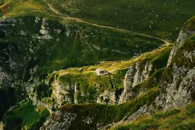 Peisaj montan cu creste stâncoase – tipul de cadru natural pe care se pot marca trasee turistice