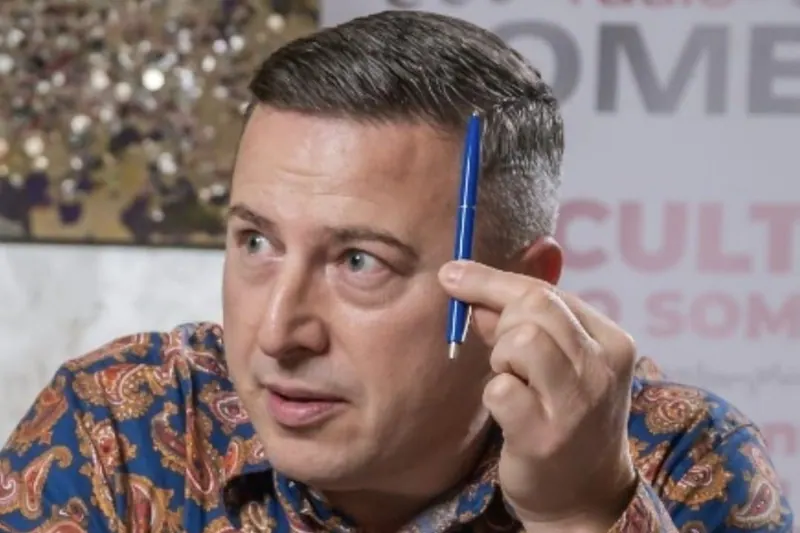 Traian Ogâgău, fost primar al orașului Sângeorz-Băi și director general Radio Someș, în timpul interviului despre turismul din Transilvania